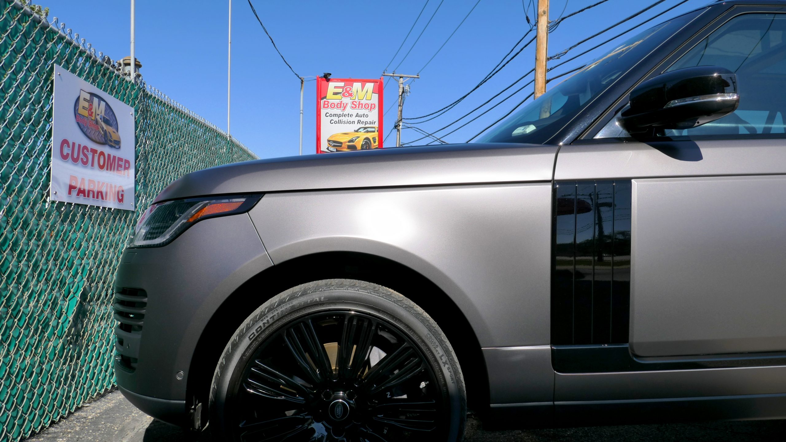 A land rover that was repaired at auto repair body shop